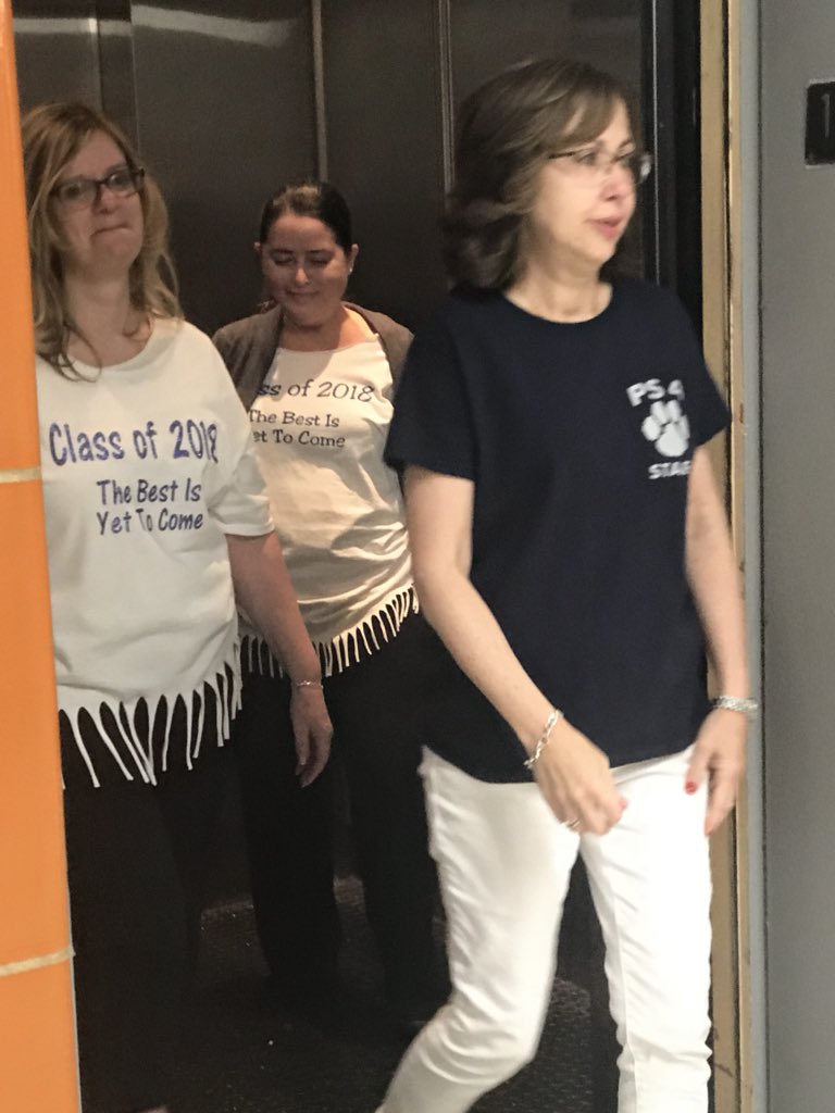 MelissaGrandner's tweet photo. Wishing our @ps4wolves retirees well with a School-wide Clap-Out! @SIBFSC @DimitriSuzanne @District31R https://t.co/ZolhiglmWY