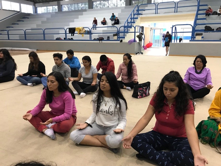 sahajamexico's tweet photo. #Innerpeaceday en la Escuela Normal Superior del Estado de Querétaro. A pesar de la tormenta, los chicos compartieron un momento de paz mientras la lluvia acompañaba como música natural la sesión de meditación #SahajaYoga https://t.co/GIZglDg8h5
