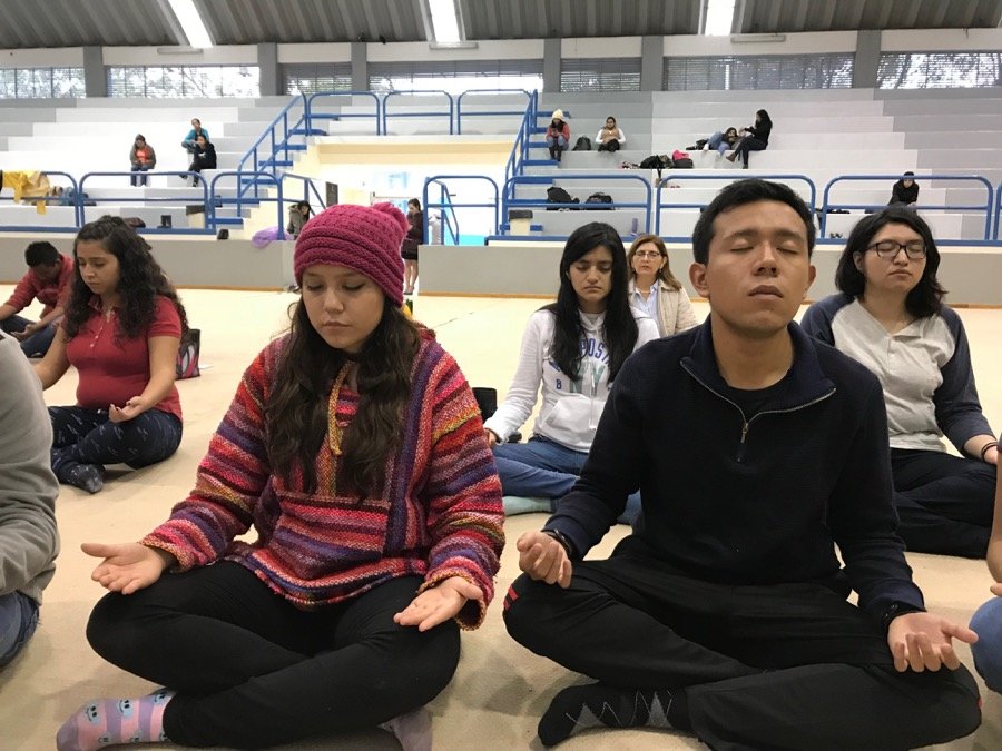 sahajamexico's tweet photo. #Innerpeaceday en la Escuela Normal Superior del Estado de Querétaro. A pesar de la tormenta, los chicos compartieron un momento de paz mientras la lluvia acompañaba como música natural la sesión de meditación #SahajaYoga https://t.co/GIZglDg8h5