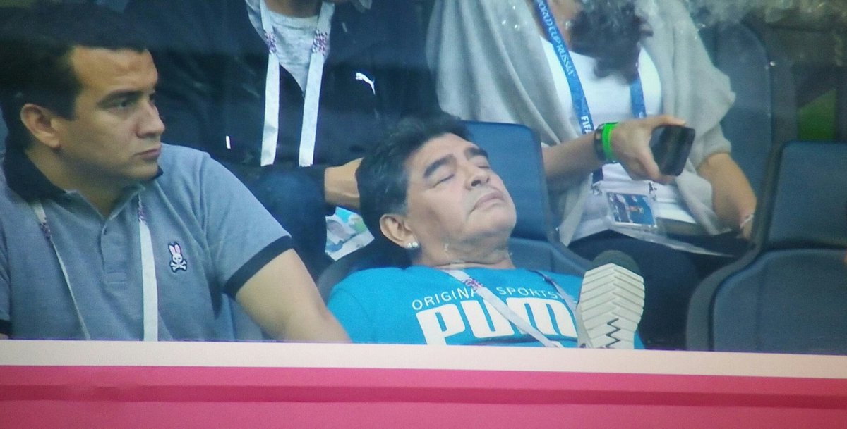 GevyJeans's tweet photo. Maradona en 90 minutos pasó por todos los estados de ánimo:  

Alegría/desesperación/flojera/ira. https://t.co/1hGoGgb5SV