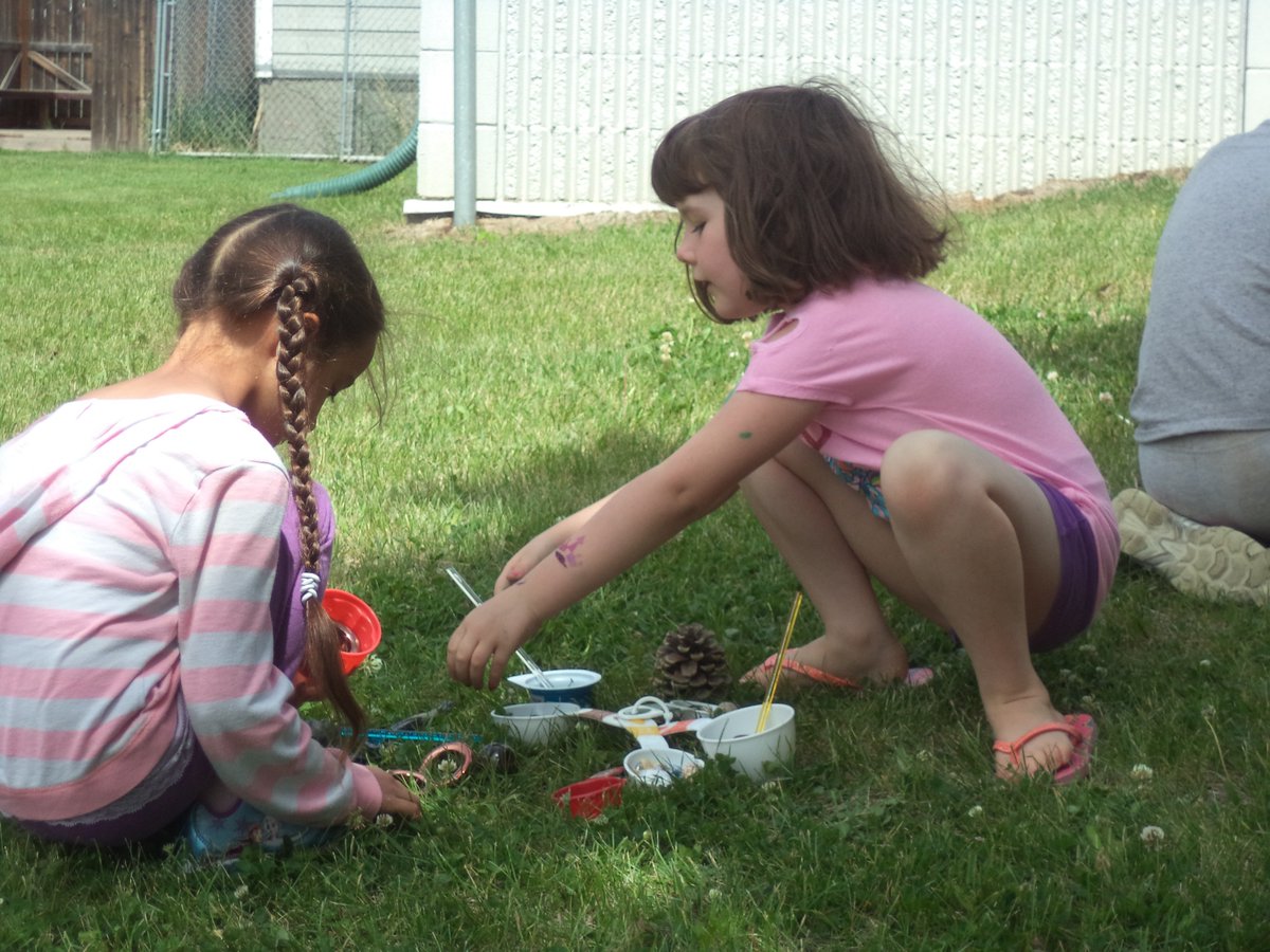 Activités spéciales de fin d'année à SF: un rallye de vélos avec la GRC et une initiation aux pièces détachées (Loose Parts en anglais). Deux belles activités à reprendre à l'avenir.