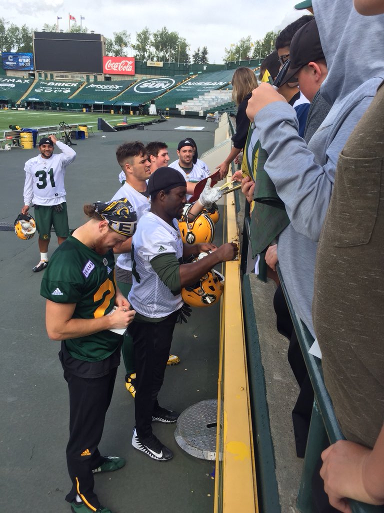 teachfive2u's tweet image. A huge thank you to Community Coordinator Amy Moats and the @EdmontonEsks players for having our @StTheresa2 Sport For Life students out to practice today. There is a tiny bit of excitement on the bus ride home!!  We now have 56 more members of the Eskimo Empire!🏈🏈. #goesksgo