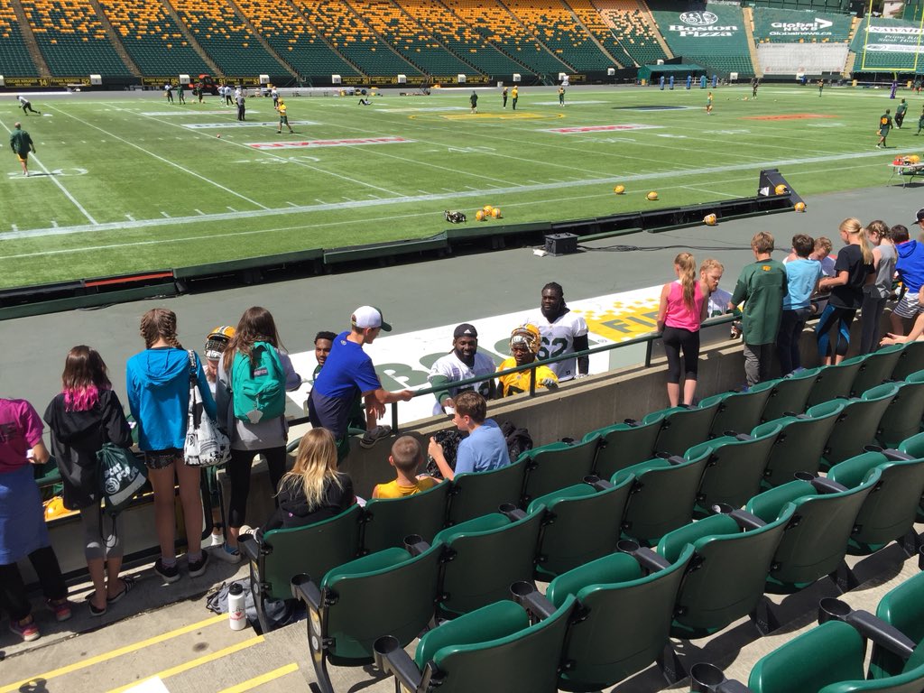 teachfive2u's tweet image. A huge thank you to Community Coordinator Amy Moats and the @EdmontonEsks players for having our @StTheresa2 Sport For Life students out to practice today. There is a tiny bit of excitement on the bus ride home!!  We now have 56 more members of the Eskimo Empire!🏈🏈. #goesksgo