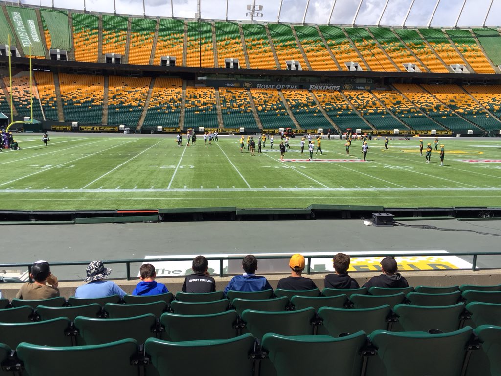 teachfive2u's tweet image. A huge thank you to Community Coordinator Amy Moats and the @EdmontonEsks players for having our @StTheresa2 Sport For Life students out to practice today. There is a tiny bit of excitement on the bus ride home!!  We now have 56 more members of the Eskimo Empire!🏈🏈. #goesksgo