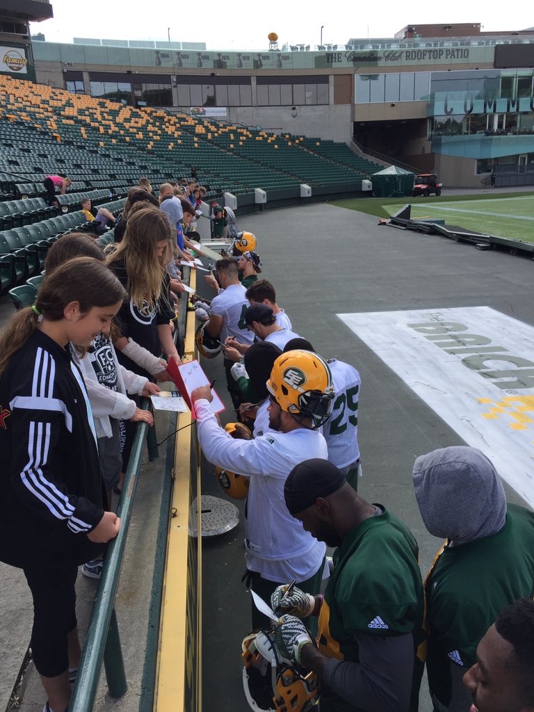 teachfive2u's tweet image. A huge thank you to Community Coordinator Amy Moats and the @EdmontonEsks players for having our @StTheresa2 Sport For Life students out to practice today. There is a tiny bit of excitement on the bus ride home!!  We now have 56 more members of the Eskimo Empire!🏈🏈. #goesksgo