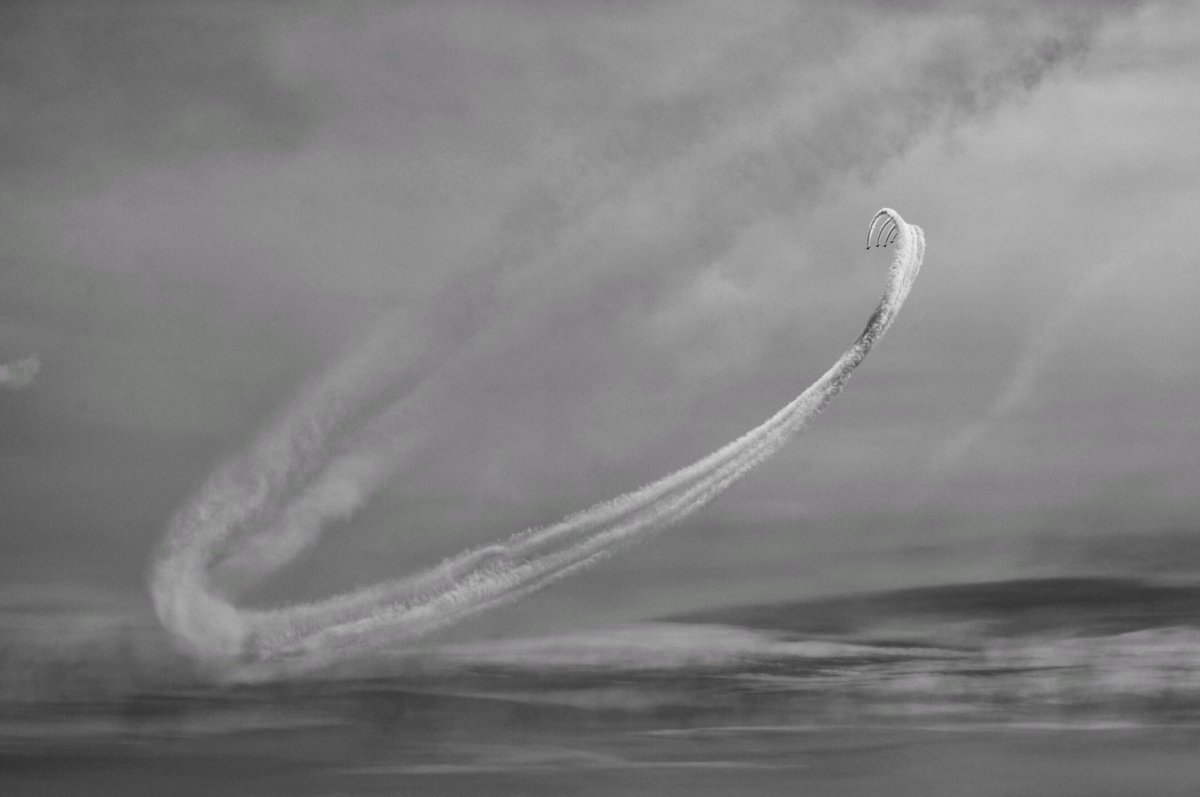 Yosp319's tweet photo. Couple of my favourite photos of the @rafredarrows I took at the Weston-Super-Mare Airshow this year #redarrows #westonsupermare #awesomeday https://t.co/chpjX2kSbR