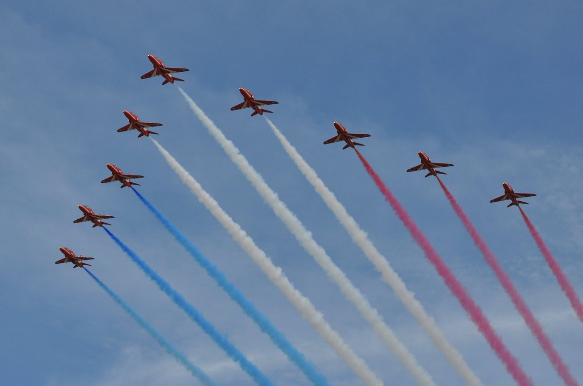 Yosp319's tweet photo. Couple of my favourite photos of the @rafredarrows I took at the Weston-Super-Mare Airshow this year #redarrows #westonsupermare #awesomeday https://t.co/chpjX2kSbR