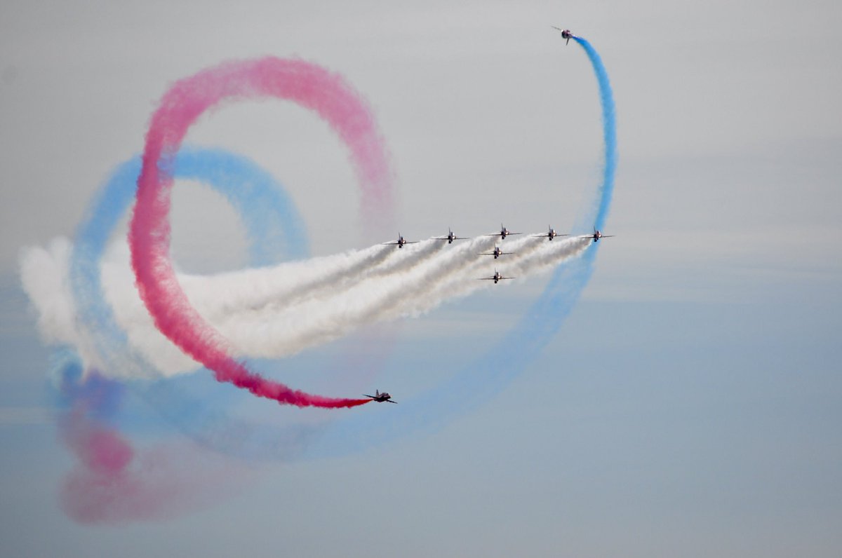 Yosp319's tweet photo. Couple of my favourite photos of the @rafredarrows I took at the Weston-Super-Mare Airshow this year #redarrows #westonsupermare #awesomeday https://t.co/chpjX2kSbR