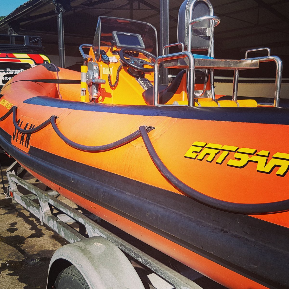 ERTSAR's tweet photo. Getting ERT SAR MARINE ONE boat ready. Launch again. Great times in Henley on Thames.
.
#waterrescue #waterresponse #riverthames #marineunit #ertsar #ertsearchandrescue #thatothersmaylive https://t.co/hCp1XZgURz