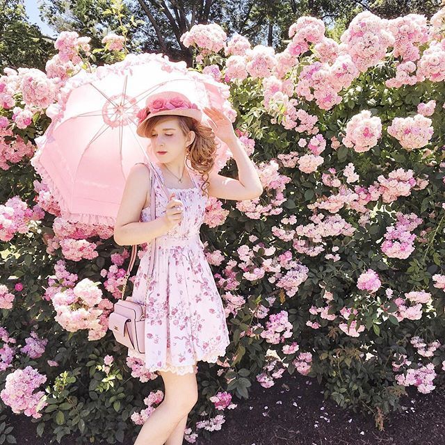 victoriasuzanne's tweet photo. I never promised you a rose garden 🎶💐Check my stories for more rose snaps from the Elizabeth Rose Gardens today 💕
.
.
.
.
#elizabethpark #nycblogger #lizlisa #dspink #pinkflashesofdelight #acolorstory #parasol #ihavethisthingwithpink #roses🌹 #prettyl… https://t.co/n9TzyddzZX https://t.co/ebsqEdtQz0