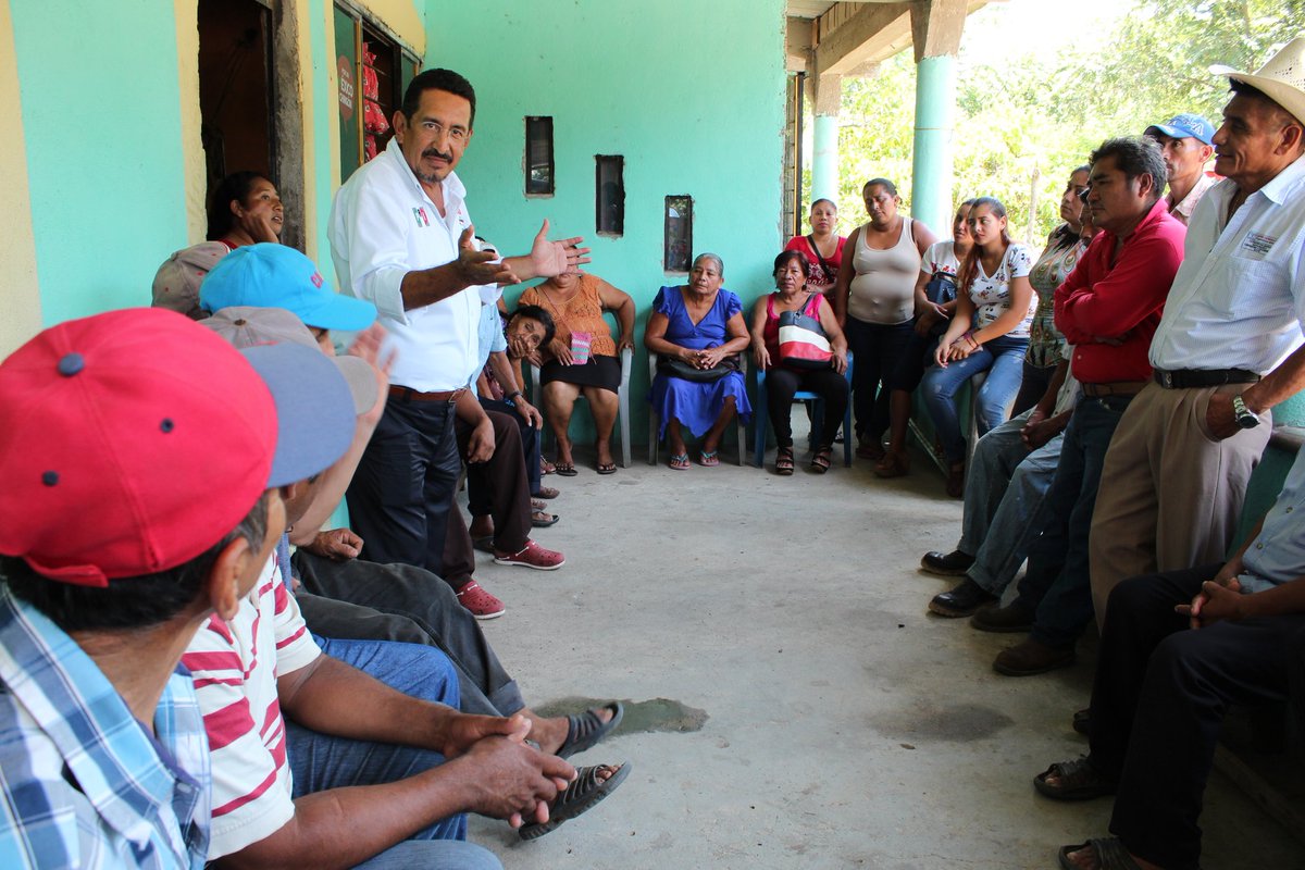 MVZCarlosHReyez's tweet photo. Gracias a mi amigo Nehemías y líderes de Encrucijada 3era. Las Calzadas en #Cárdenas, por la invitación para platicar y escuchar sus planteamientos sobre las necesidades productivas que existen en la zona. En nuestro proyecto, la voz de los ciudadanos es prioridad.
#ConCarlosSí✔ https://t.co/8mAjTFGhvG