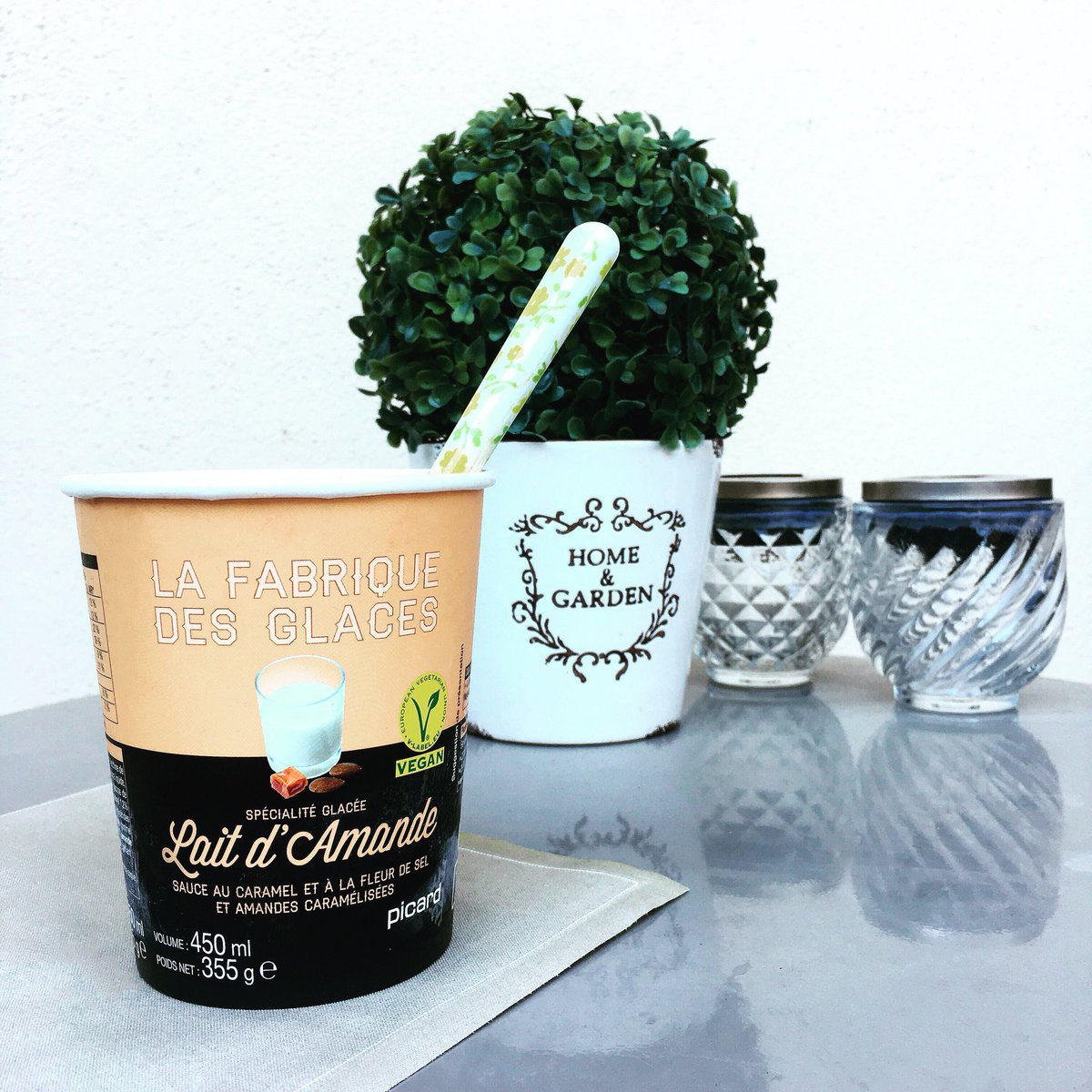 Ce soir c’était dégustation de glace végane <a href="/picardsurgeles/">Picard Surgelés</a> 🍨 saveur lait d’amande, sauce caramel fleur de sel et amandes caramélisées 😋