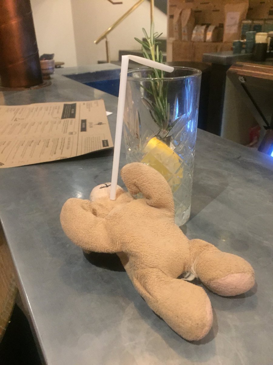 VAL_on_TOUR's tweet photo. In 1 #Valontour #Bird&amp;Beer https://t.co/H16UTBbtju
