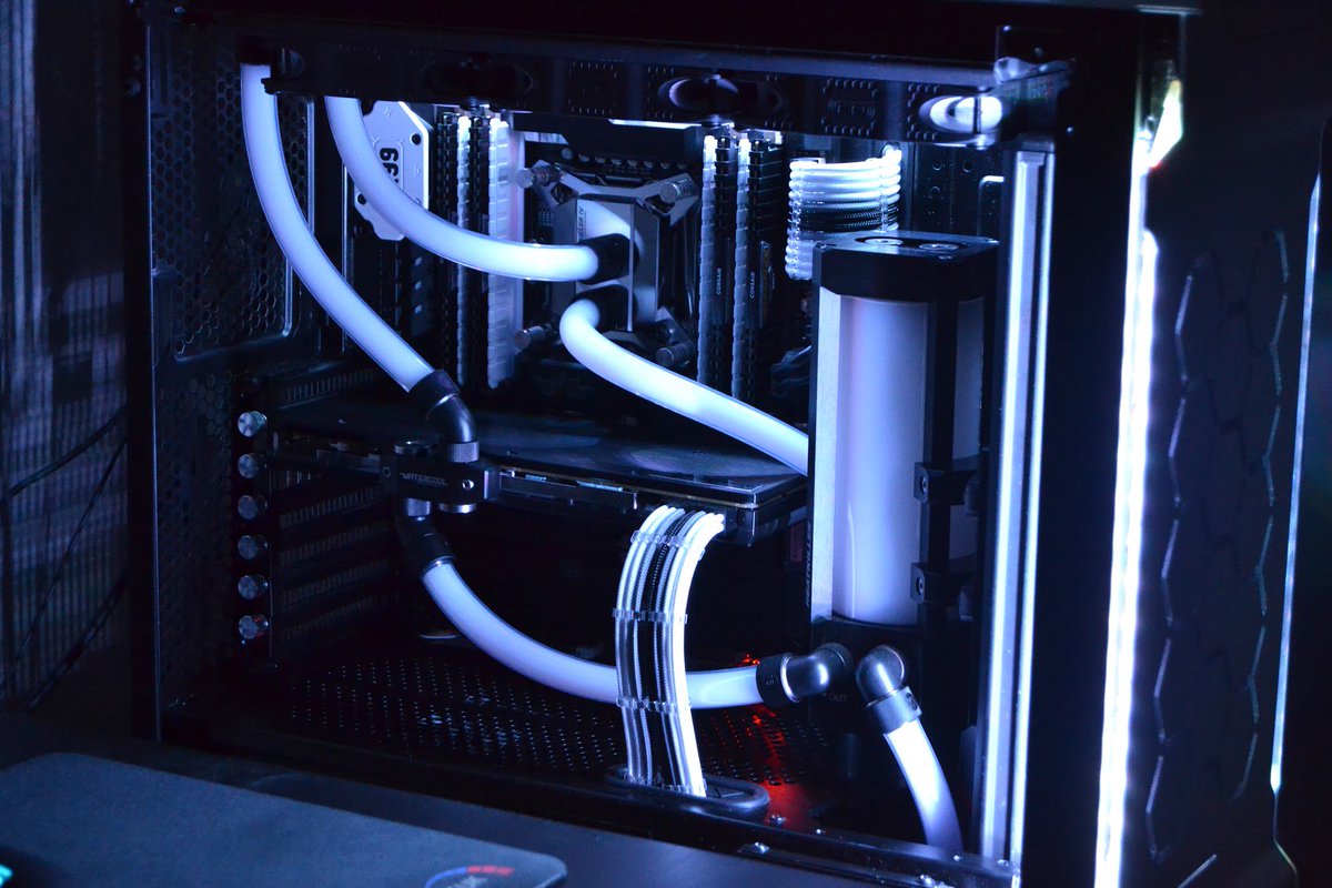 WatercoolEN's tweet photo. A great example that you don't NEED #hardtubes to make a beautiful build. WHo's rocking a #softtubing #Heatkiller build as well? Show us your creations! https://t.co/L5rivBkkY8 #Watercool #Watercooling #liquidcooling #battlestation #pcmr https://t.co/KLosdt1gFv