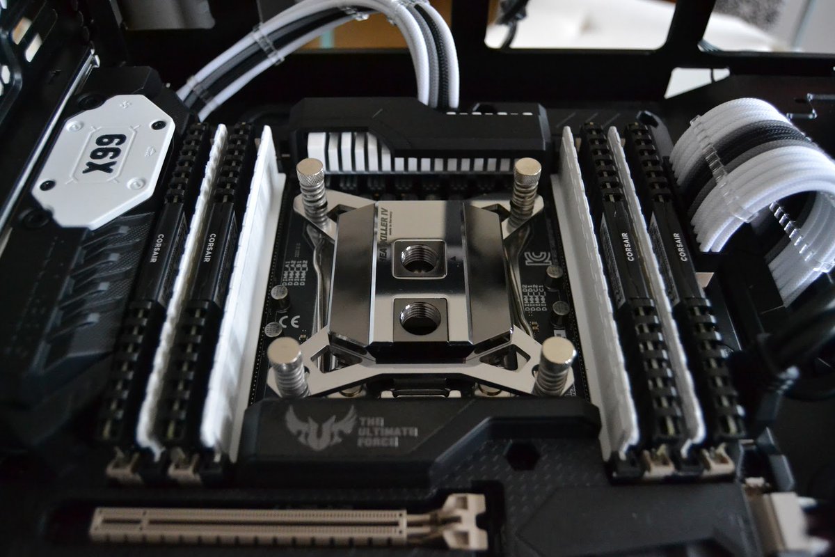 WatercoolEN's tweet photo. A great example that you don't NEED #hardtubes to make a beautiful build. WHo's rocking a #softtubing #Heatkiller build as well? Show us your creations! https://t.co/L5rivBkkY8 #Watercool #Watercooling #liquidcooling #battlestation #pcmr https://t.co/KLosdt1gFv