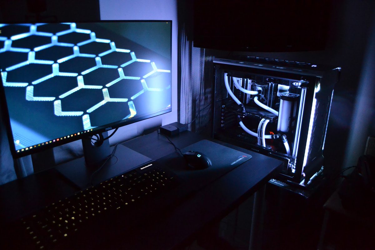 WatercoolEN's tweet photo. A great example that you don't NEED #hardtubes to make a beautiful build. WHo's rocking a #softtubing #Heatkiller build as well? Show us your creations! https://t.co/L5rivBkkY8 #Watercool #Watercooling #liquidcooling #battlestation #pcmr https://t.co/KLosdt1gFv