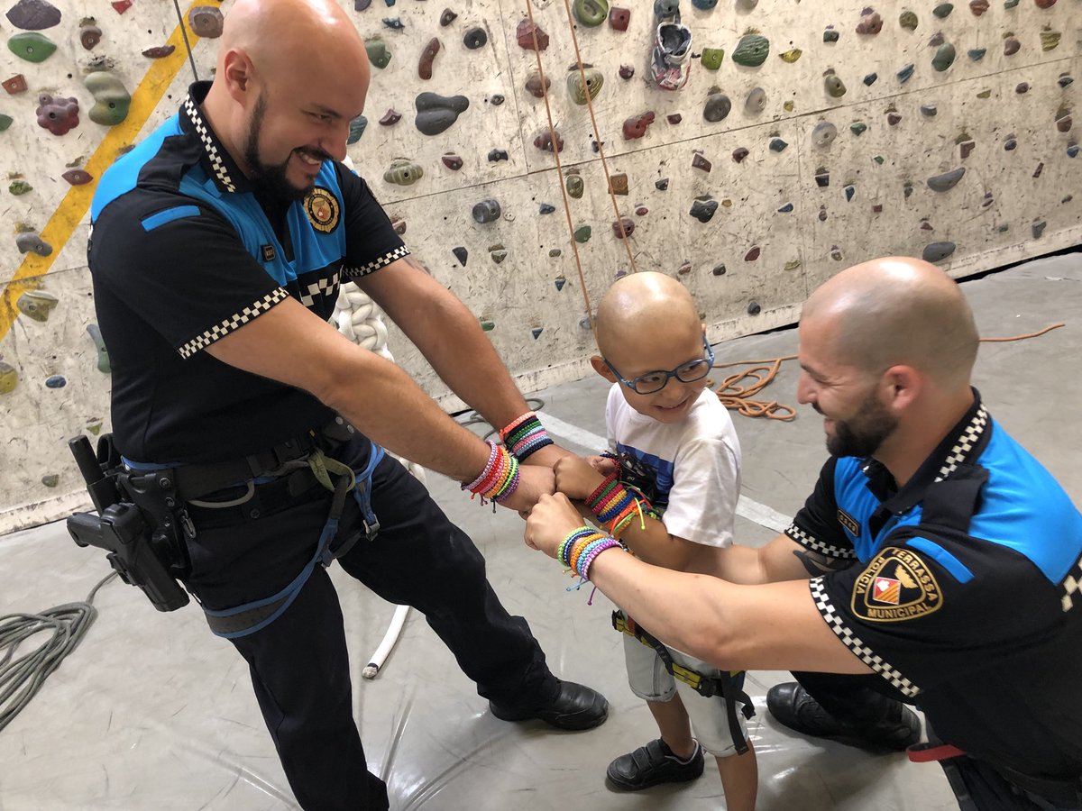 polisxvalientes's tweet photo. ⁉️Por qué hemos elegido @PulserasCandela para el proyecto 2018/2019 de la #Policía #Municipal de #Terrassa 
❤️ Qué es lo que nos ha CONVENCIDO? 
Su lucha incansable contra el cáncer infantil,a favor de la investigación y sobretodo el calor humano y transparencia #DaleCandela https://t.co/3QOn83cJRw