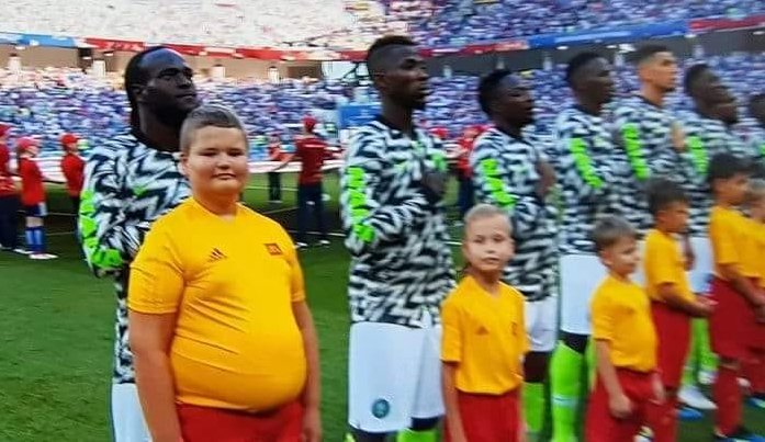 chieff89's tweet photo. Dieser Junge hat die Möglichkeit, mit einem WM-Team ins Stadion einzulaufen. Ein Moment, den er nie vergessen wird. Was passiert im Netz? Es wird sich lustig gemacht. Ernsthaft: Das ist ekelerrend, peinlich und abscheulich. Denkt wirklich mal darüber nach! #WM2018 https://t.co/0tEZw7SPfT