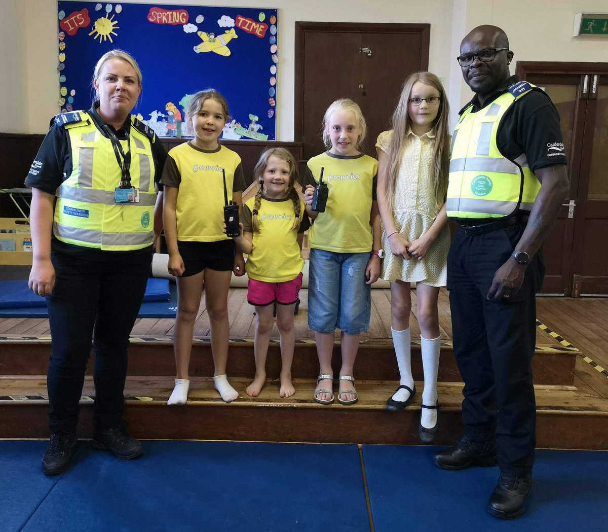 CMBCWardenA's tweet image. Great Safety Talk by SW312 with The Brownies in Northowram. #CMBC #safertogether # Calderdale  #Northowram