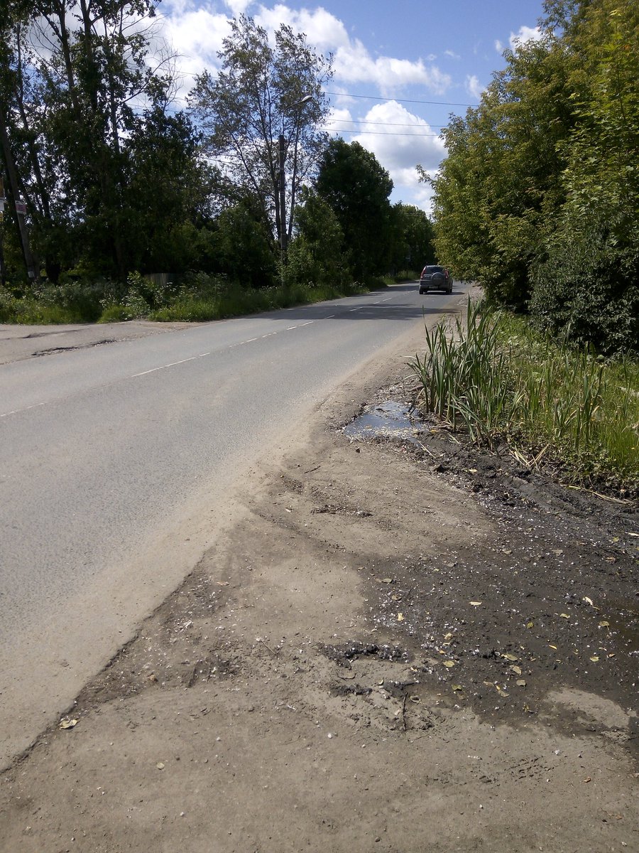 Andritatti's tweet photo. @blag_adm на ул.Поселковой г.Иваново кроны деревьев и заросли кустарника загораживают обзор пешеходам.Чтобы увидеть едет ли машина надо выйти на 1/3 проезжей части.Водитель пешехода на обочине тоже не видит.ЛЭП вдоль улицы в кронах деревьев.Нельзя ли обрезать кустарник и деревья? https://t.co/CrS9t4i63s