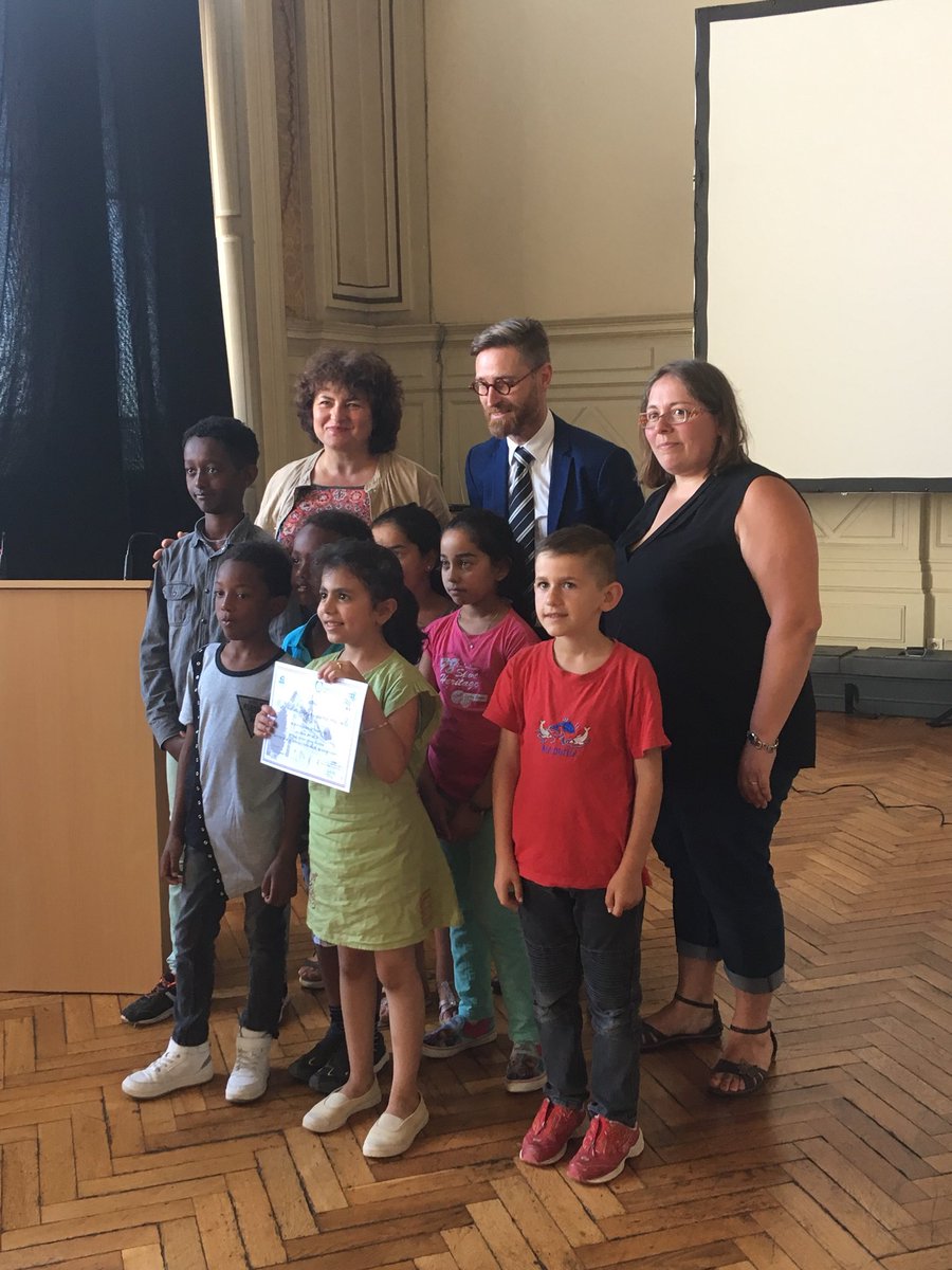 REPNiort's tweet photo. « Moi, écolier citoyen dans ma ville » les élèves à la @Mairie_Niort pour présenter leur travaux. UPE2A Pérochon, GS Zay, TPS-PS Zola https://t.co/TngMuU4hRP