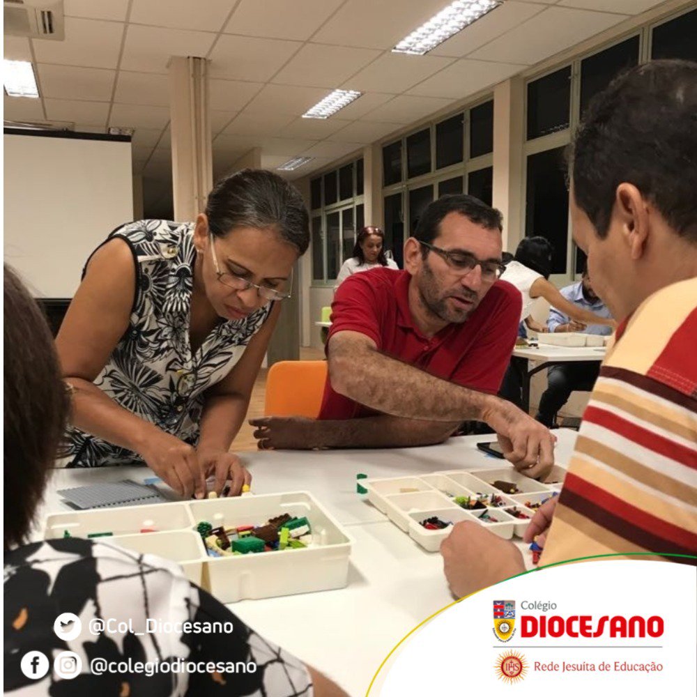 Col_Diocesano's tweet image. O Diocesano proporcionou uma oficina para pais e filhos do 2º e 3º anos (EF) sobre o Programa Bilíngue. Com peças de Lego, pais criaram cenários que representam o que esperam para o futuro dos filhos.
#ProgramaBilíngue #DiocesanoFazaDiferença #RJE #JesuítasBrasil
