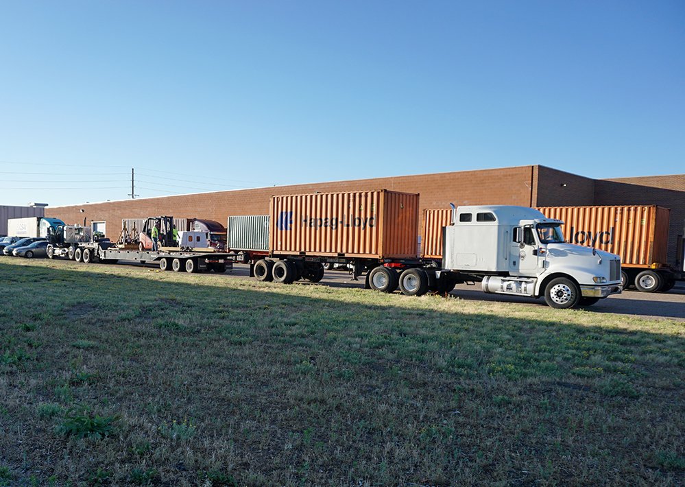 WarnekePaperBox's tweet photo. The 1st PRIMEFIRE in North America has landed! Six 40' trucks + one 20' have arrived and are unloading! #Primefire #Printing #PrintingPress #Heidelberg #DigitalPrinting #Packaging #BoxPrinter #WarnekePaperBox #FoldingCartons #PrintingTechnology @Heideldruck @HeidelbergNA https://t.co/DtjKYyggtv