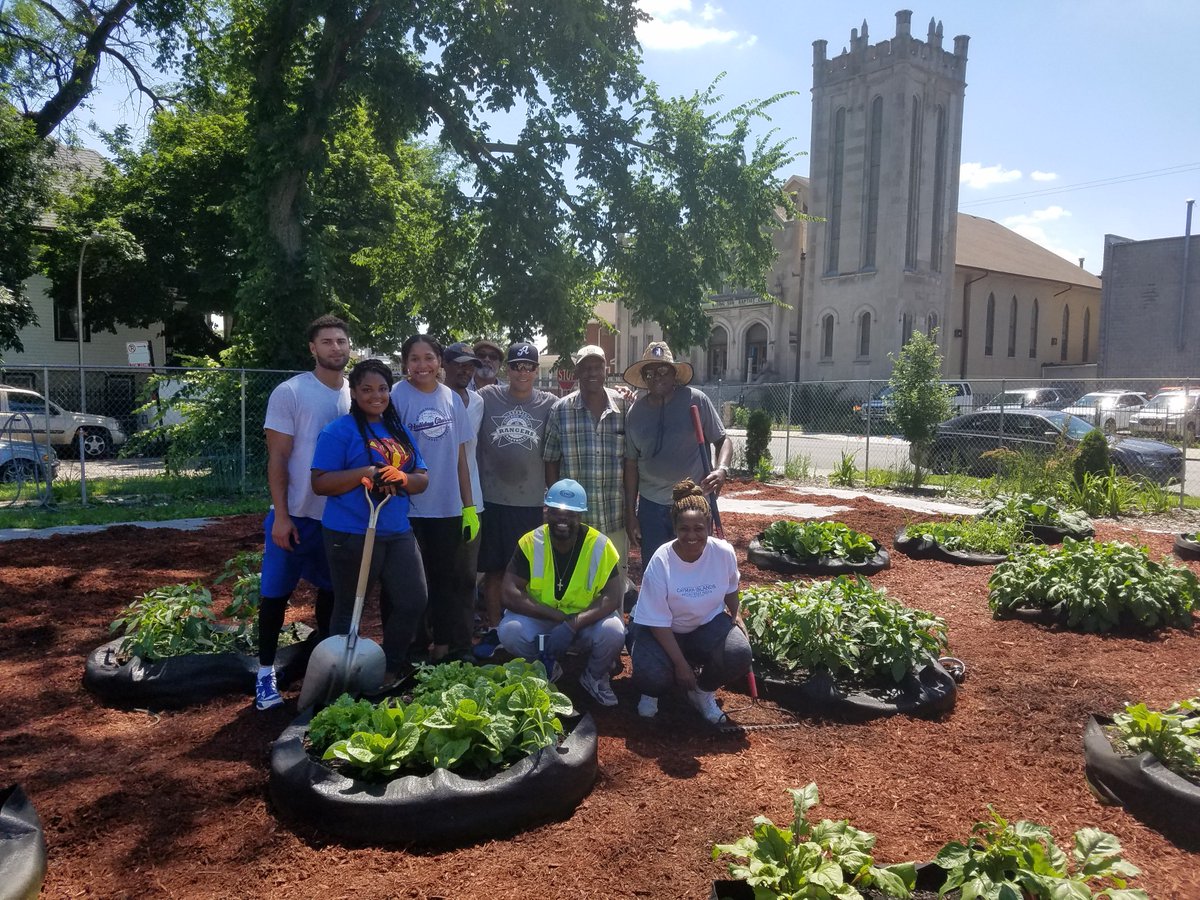 ChicagoCAPS15's tweet photo. 15 CAPS Officer Sanchez teamed with Rising Sun MBC to help develop a community garden at Iowa and Central. #austinworkingtogether https://t.co/iTtjJtZ1CN