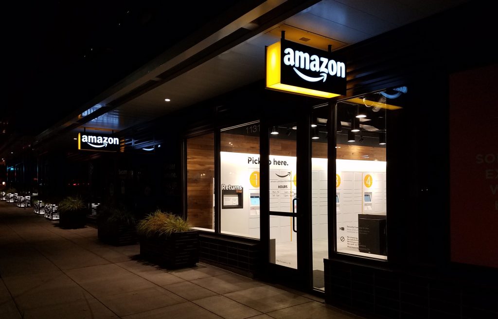 Seattle gets its first staffed Amazon pickup delivery hub tcrn.ch/2Ktg7Fs by <a href="/tayhatmaker/">Taylor Hatmaker</a>