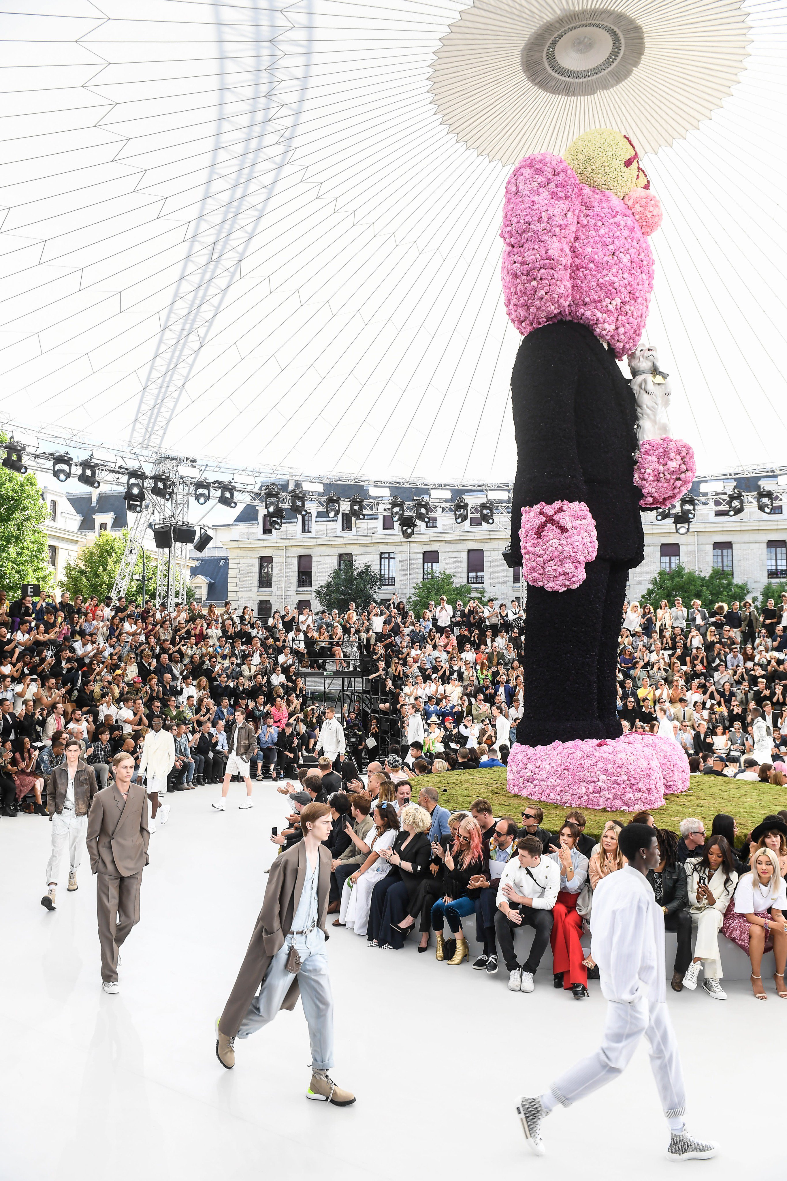 Leah Linder on X Kaws at the Kim Jones Dior show w Kate Moss Lenny Kravitz Naomi Campbell in front row.BDE https t I32jiYDem8 X