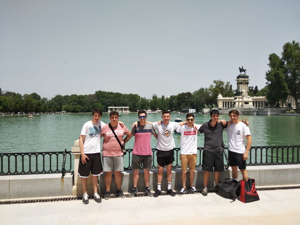 KamonDigital's tweet image. Desconozco si alguien la había subido ya, pero admirad nuestra habilidad para posar en pleno sol madrileño.

#NovaStrong #EsLoQueHay