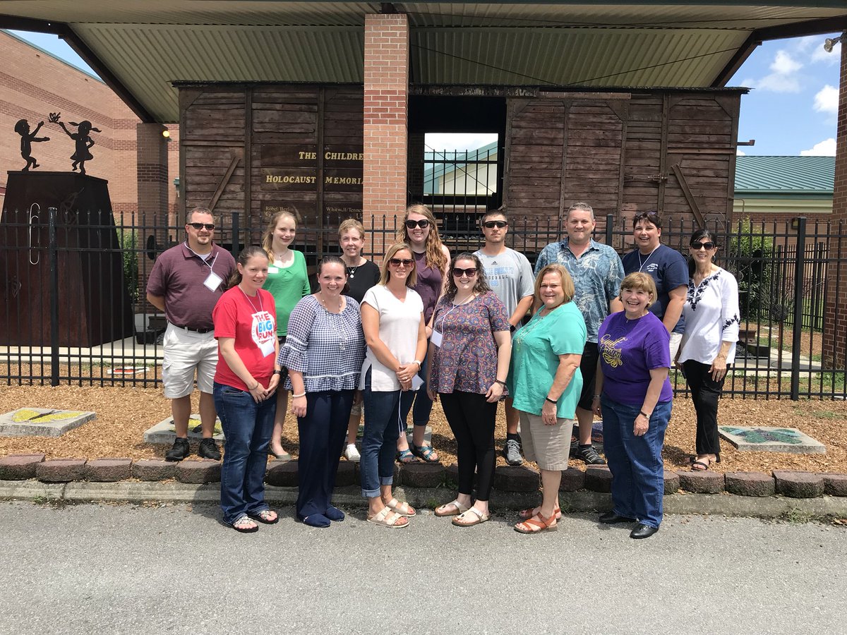 oneclipatatime's tweet photo. Starting the celebration of the 10th anniversary of One Clip and 20th anniversary of the Paper Clips Project with amazing educators at our June Institute. #clipitforward #paperclipsproject #oneclipatatime https://t.co/FDmvtFj0E5