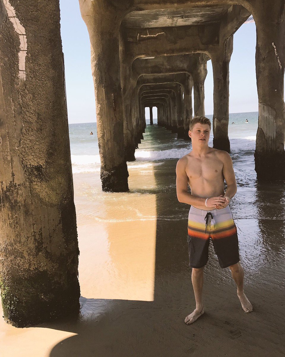 ZackkGordon's tweet photo. Anyone wanna come to the beach with me? 🤤🤤 #beachlife https://t.co/V2EAS0AUj0