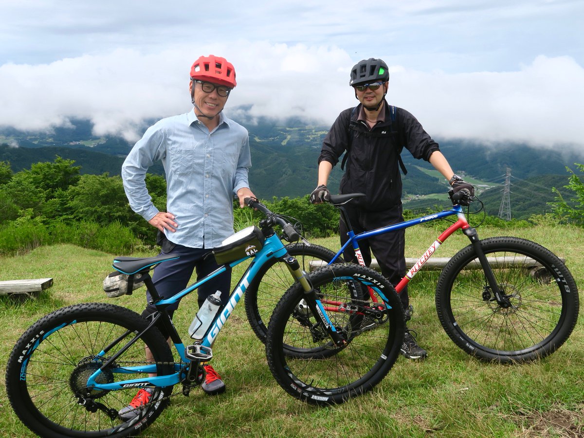 9153DATE's tweet image. 共に新車のお披露目となった稲武のシャチョー。MTB創成期の生き字引き自ら溶接したという #ritcheylogic のフレーム。高校生からのアコガレを「地方創生」という大人の事情と合わせて手にする。一方、世界を牽引する自転車メーカーが出した答えを知りたくて購入した #Fathom1
まったく逆ベクトルの文脈