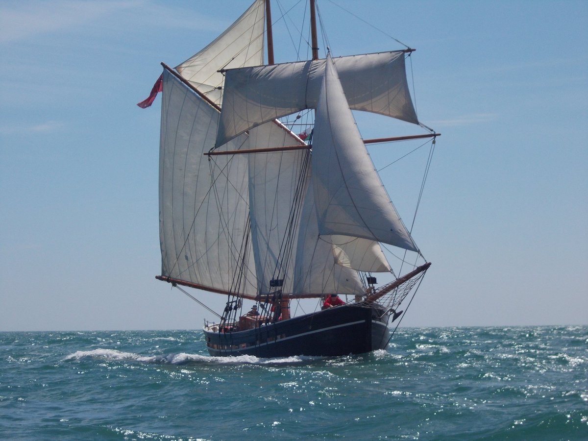 Just happened to be in the right place at the right time when out tonight to meet the schooner #Vilma doing a recce of #Aberaeron harbour. (Unfortunately not actual footage because, as usual, none of had a camera 🙄)