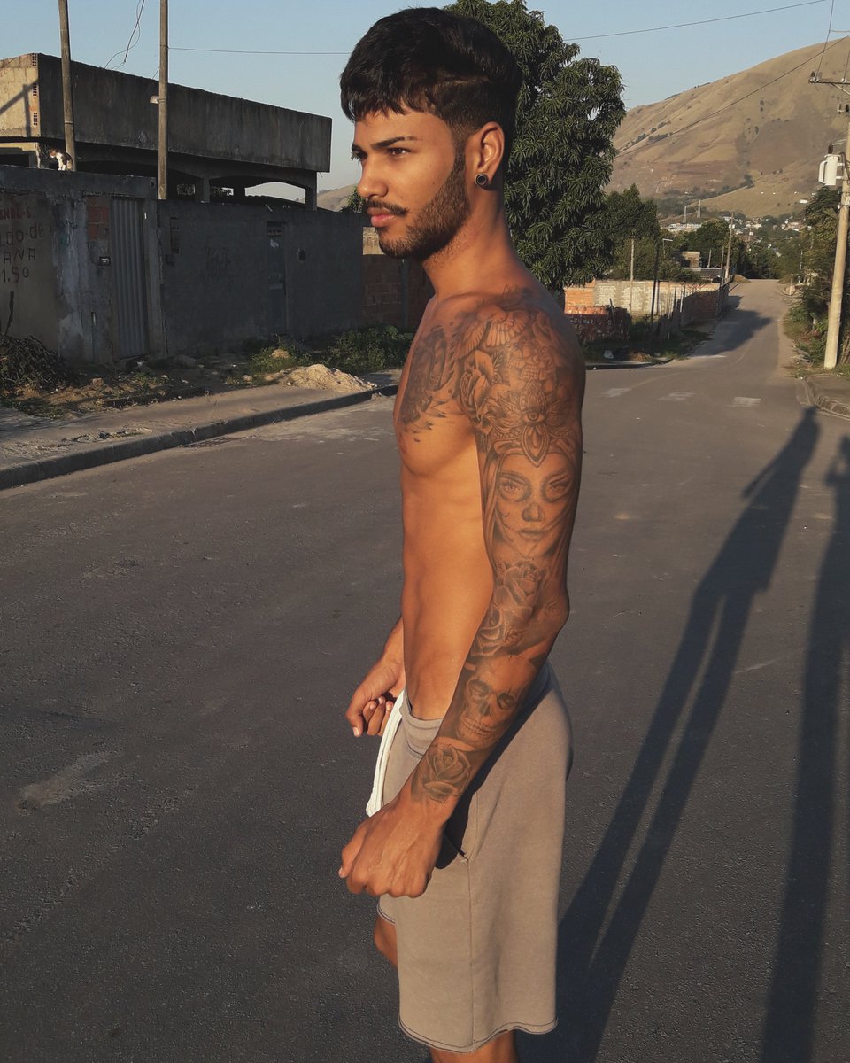 FelipePorto97's tweet photo. "Moreno, tatuado com cara de bandido" https://t.co/8uEKnmEomT