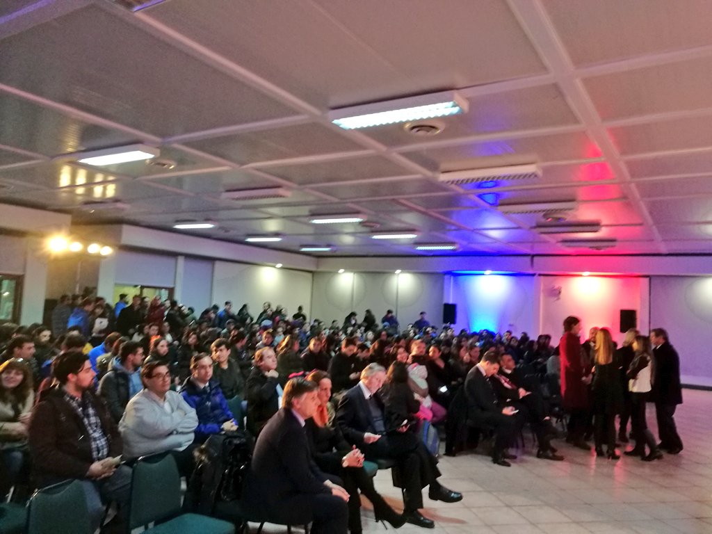 MagallanesBBNN's tweet photo. ¿Impulsar #buenosproyectos en suelo fiscal? ¿Por qué no? Nuestra seremi @FranRojasPhi ya está en lanzamiento Programa Impulso Joven de @Sercotec_mag que preside el subsecretario de @meconomia Ignacio Guerrero @seremieconxii #IdeasConImpacto @Felipeward #ChileLoHacemosTodos https://t.co/Hazra5OewV