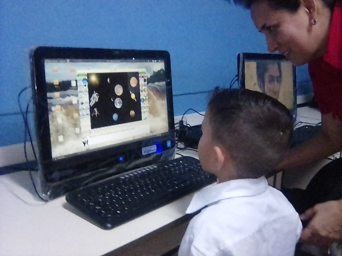 Los #TutoresCbit somos profesionales y masificamos las TICs en el @MPPEDUCACION  merecemos un sueldo digno #SomosFormadoresProfesionales #FundabitDignificacionDeSueldoYa <a href="/JauaMiranda/">Elías Jaua</a> <a href="/vane_prieto/">Vanessa Prieto</a> <a href="/NicolasMaduro/">Nicolás Maduro</a>