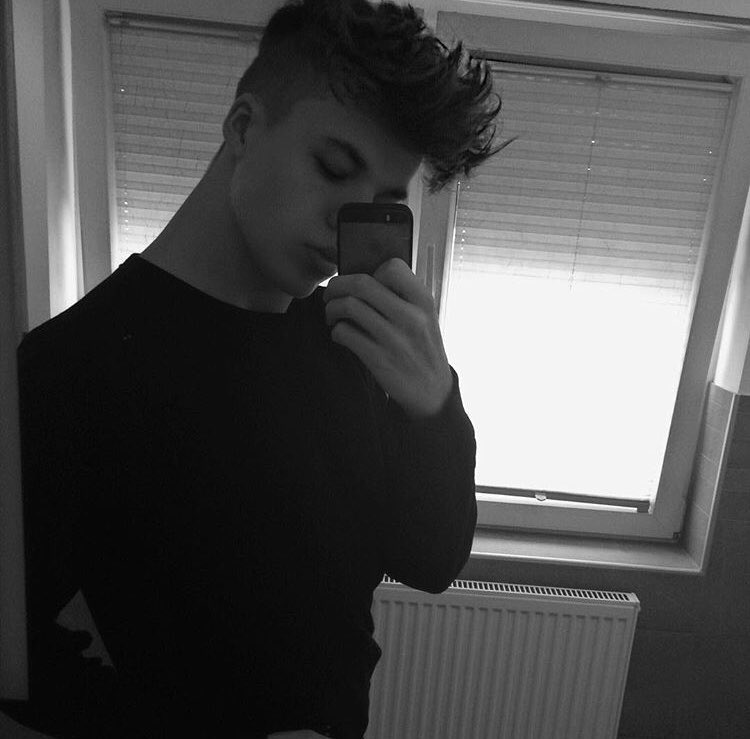 mxserables's tweet image. ✦ New start, new fake.
✦ Need new friends.                                    ‘some people will hold your hand, just to push you off a cliff.’