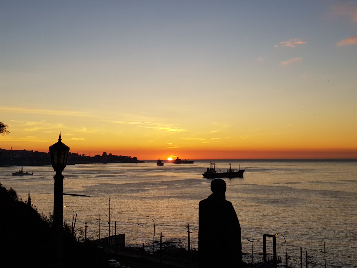 gcodinad's tweet photo. Ocaso de sol en Bahía de #Valparaiso desde @utfsm  en la gala de la Marina Mercante Chilena @navieraschile https://t.co/bOyYHfflNj