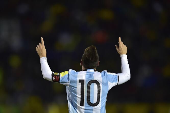 leleadani's tweet photo. Nonna Celia sapeva,ha sempre saputo tutto. Questo goal, il numero 65 con l'Argentina ,come tutti gli altri del resto,è per lei. Lei che c'e' dal primo giorno. Tuttavia ,c'è posto anche per chi dimentica,per chi non rispetta,persino,per chi non sa vergognarsi. #tuttisulcarro https://t.co/K6qQK2eCpI