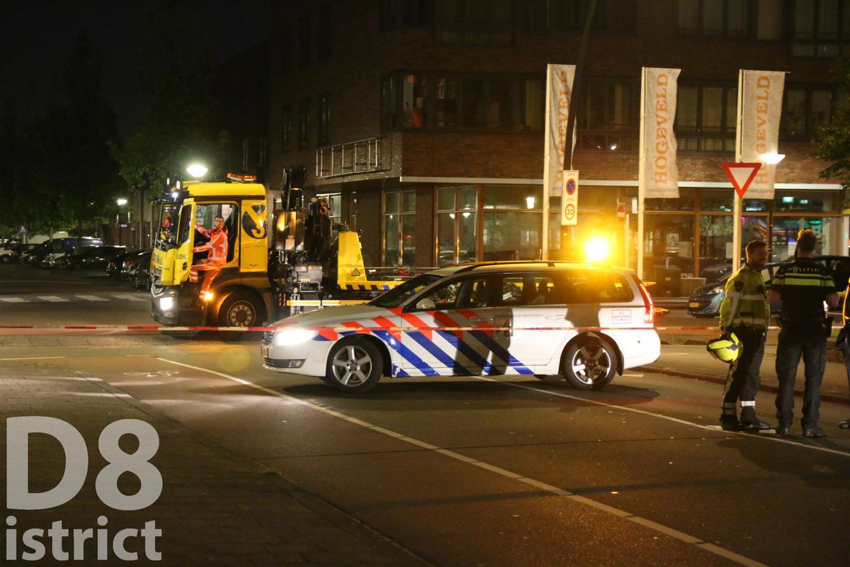 RedactieD8's tweet image. Automobilist gevlucht na ongeval op de #LaanvanWateringseveld in #DenHaag. Bij het ongeval raakte de auto en een signaleringslicht van de tram beschadigd. Bestuurder aangehouden. Tram 16 gestremd tot auto is afgesleept door @Vreugdenhil_