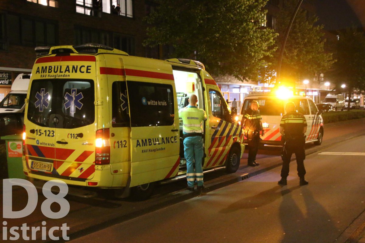 RedactieD8's tweet image. Automobilist gevlucht na ongeval op de #LaanvanWateringseveld in #DenHaag. Bij het ongeval raakte de auto en een signaleringslicht van de tram beschadigd. Bestuurder aangehouden. Tram 16 gestremd tot auto is afgesleept door @Vreugdenhil_