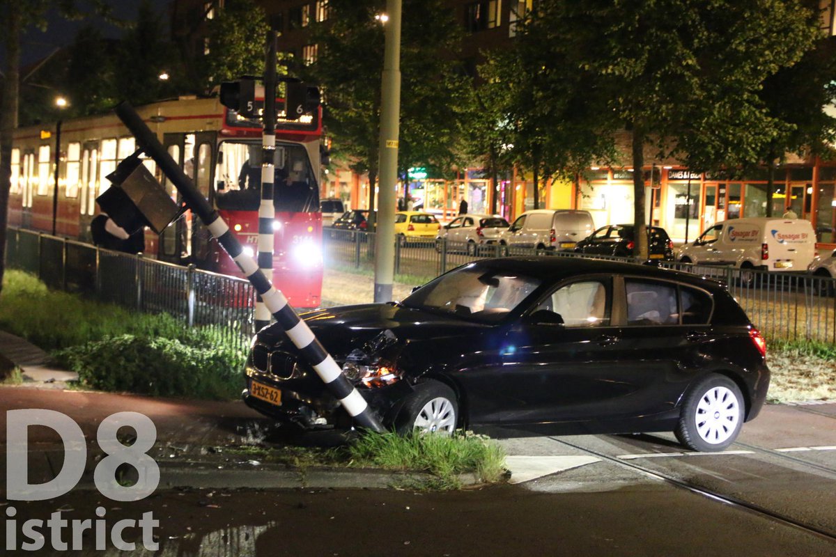 RedactieD8's tweet image. Automobilist gevlucht na ongeval op de #LaanvanWateringseveld in #DenHaag. Bij het ongeval raakte de auto en een signaleringslicht van de tram beschadigd. Bestuurder aangehouden. Tram 16 gestremd tot auto is afgesleept door @Vreugdenhil_