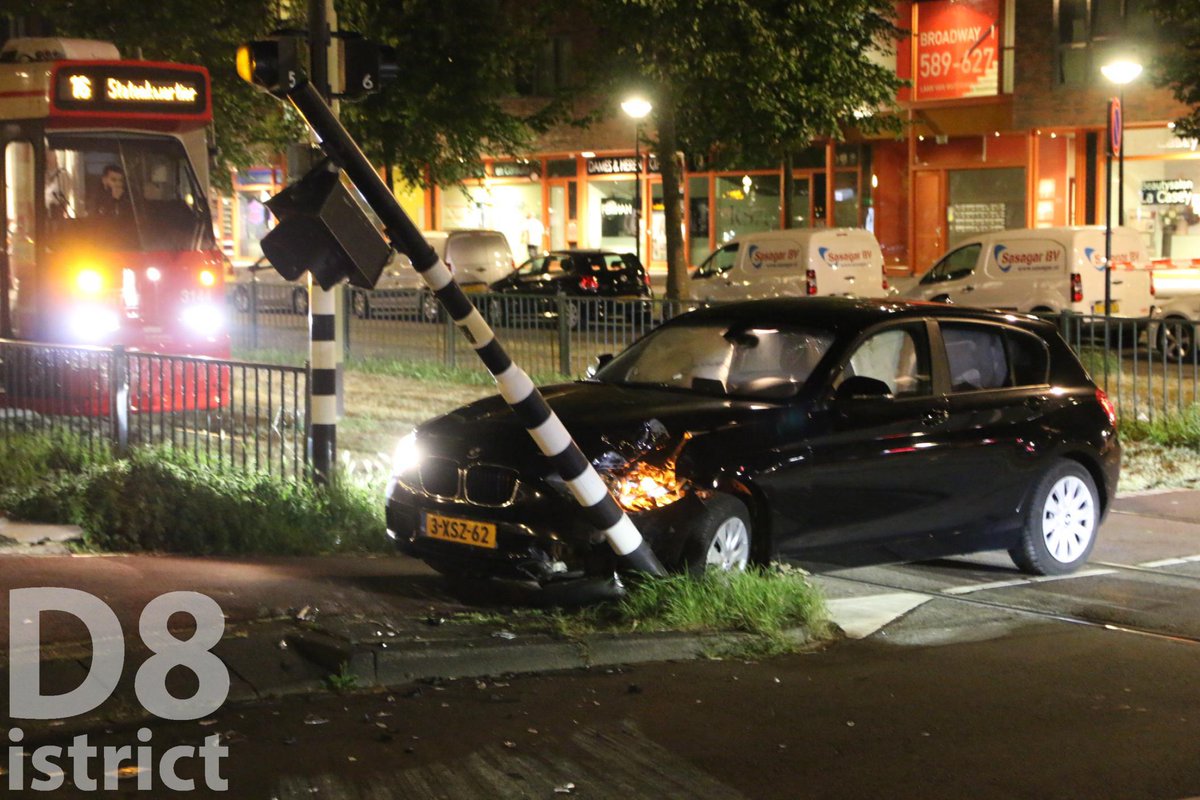 RedactieD8's tweet image. Automobilist gevlucht na ongeval op de #LaanvanWateringseveld in #DenHaag. Bij het ongeval raakte de auto en een signaleringslicht van de tram beschadigd. Bestuurder aangehouden. Tram 16 gestremd tot auto is afgesleept door @Vreugdenhil_