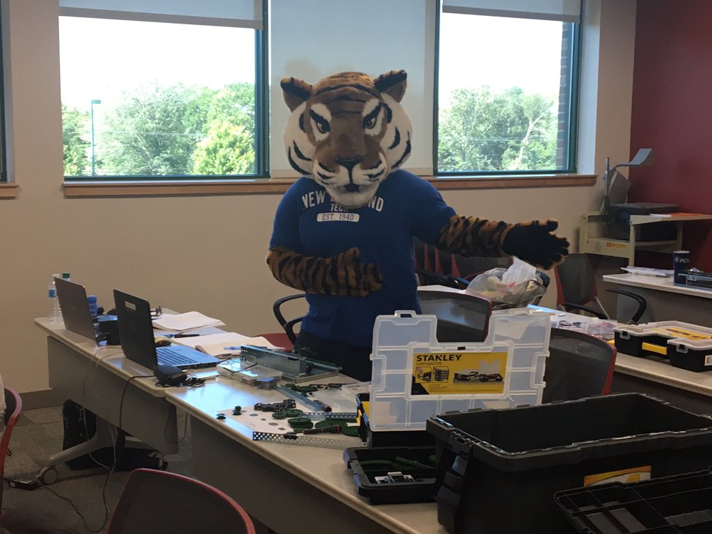 suzanne_snow's tweet image. Can the @NEInstituteTech Tiger build a @VEXRobotics kit &amp;amp; program with #robotC ? 👍🏼 Develop a mobile App with @MITAppInventor? ✔️Save the tiger from @PLTWorg #Launch? 👏🏽Yes thanks to the awesome PLTW Master Tt and Ss attending Core Training in Rhode Island! ☀️🍎#PLTWCT18