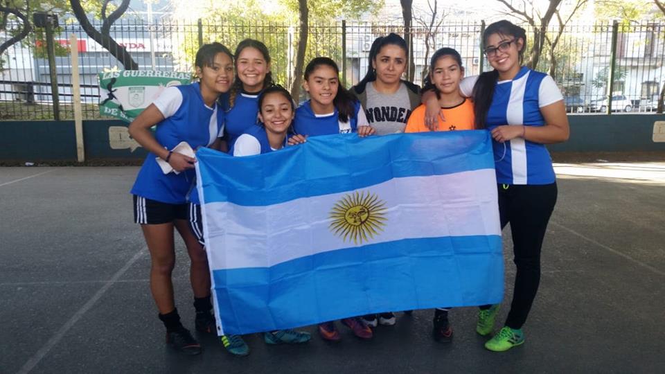 BocaFundacion's tweet photo. #LigaDelPotrero🚺⚽| Las chicas que participan del torneo que rompe barreras de género y promueve un mundo mejor, también alentaron por la selección🇦🇷¡#VamosArgentina! https://t.co/m1OKbd6tUB