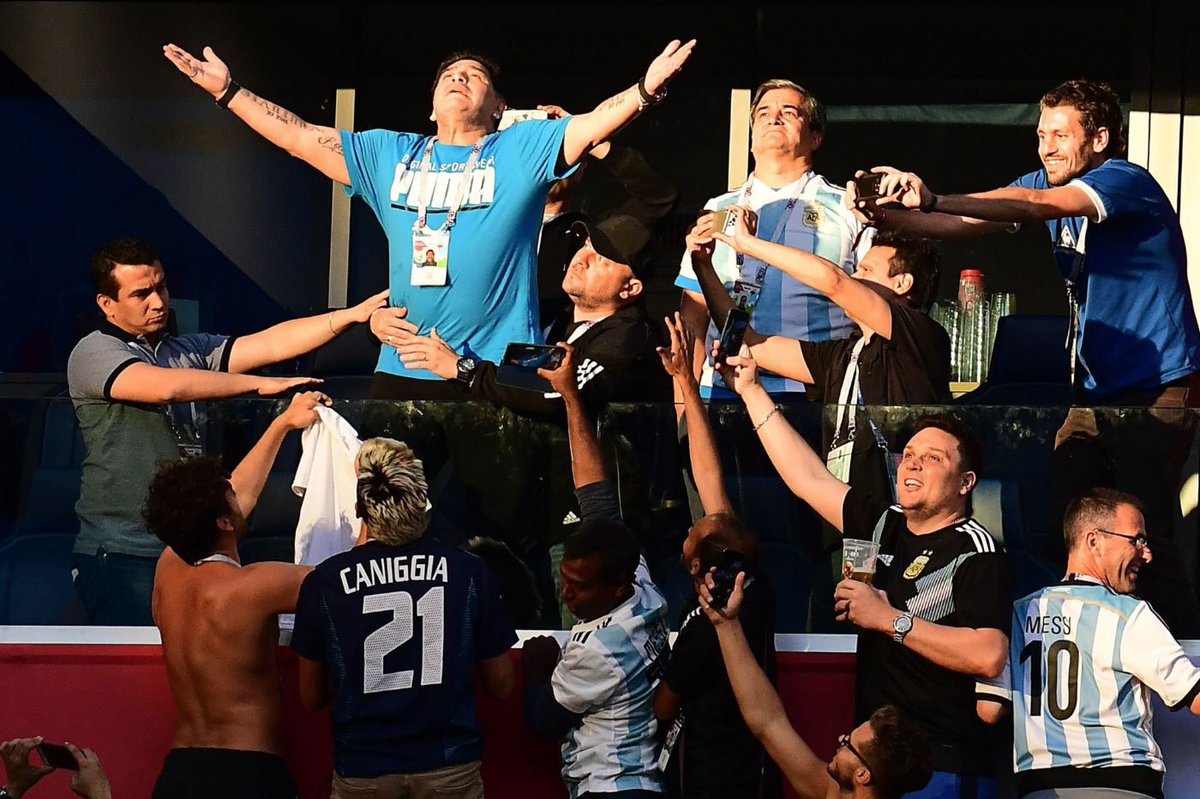 hugohlamadrid's tweet photo. Haber estado en el mismo lugar y en el mismo momento donde sucedió esto.

La mejor foto de este Mundial
Y de los que vienen
Y de los que pasaron

Sólo si lo viste jugar a EL sabes como un pié izquierdo te puede poner la piel de gallina.

Si no lo viste jugar, nos daremos cuenta. https://t.co/IHPNJBmvQI