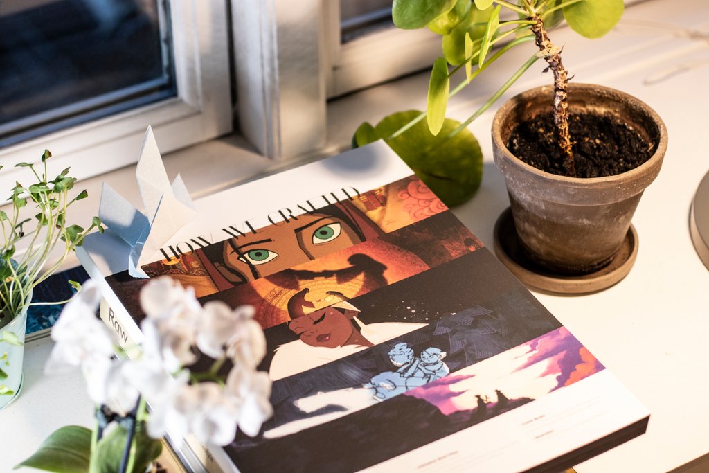Our magazine, just casually lying - and not at all staged - among the houseplants 🌿📙🌿
itsoncraft.com/artzine/