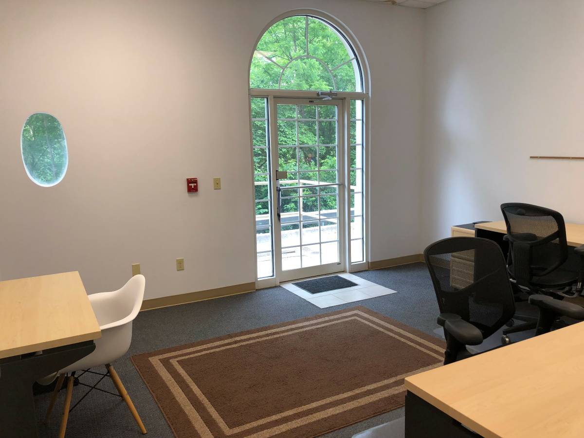 sharphue's tweet photo. Need office space? We're subleasing a private room in our office that has its own Separate Entrance + Internet + Furniture + Weekly Cleaning + Kitchen Access + Conference Access.  Want to be our office "roommates" shoot us a note!  MORE INFO: https://t.co/MK0EmwW665 https://t.co/9ZMvIk5sN4